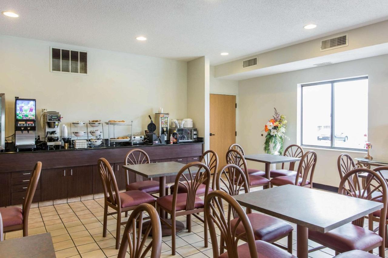 Econo Lodge Inn & Suites Peoria Illinois Eksteriør bilde