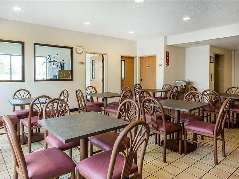 Econo Lodge Inn & Suites Peoria Illinois Eksteriør bilde