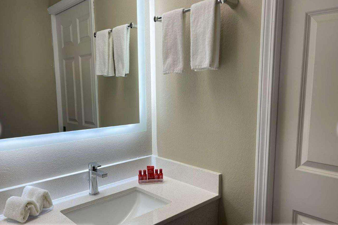Econo Lodge Inn & Suites Peoria Illinois Eksteriør bilde