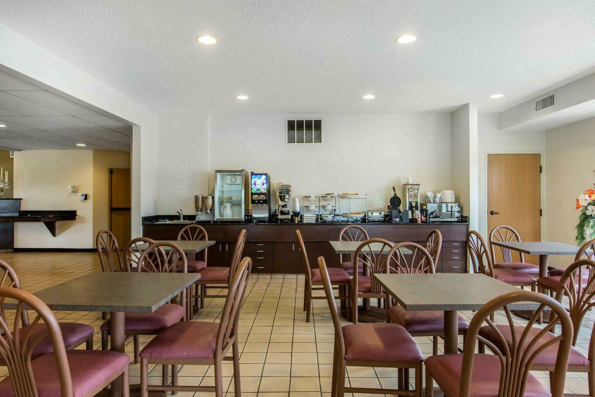 Econo Lodge Inn & Suites Peoria Illinois Eksteriør bilde